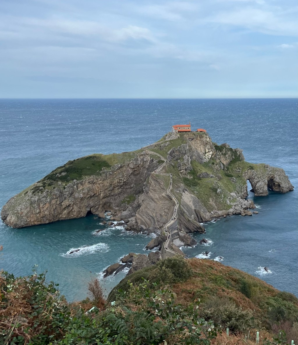 San Juan de Gaztelugatxe en familia: el secreto escondido de la Costa Vasca, España.