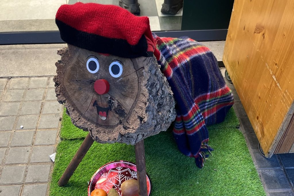 Blog – Navidad en Barcelona: Descubriendo al Tió de Nadal o «Caga&nbsp;Tió».